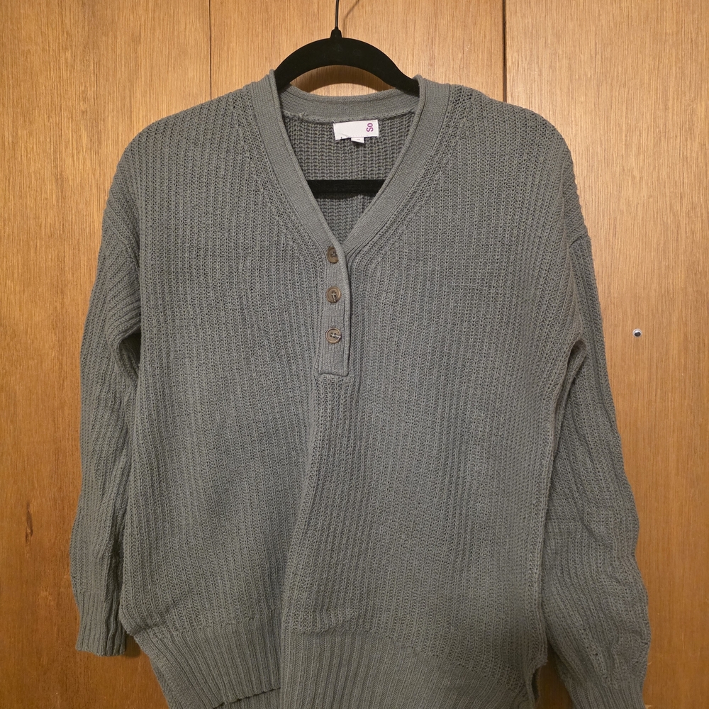 Womens's Green Sweater with Button Detail